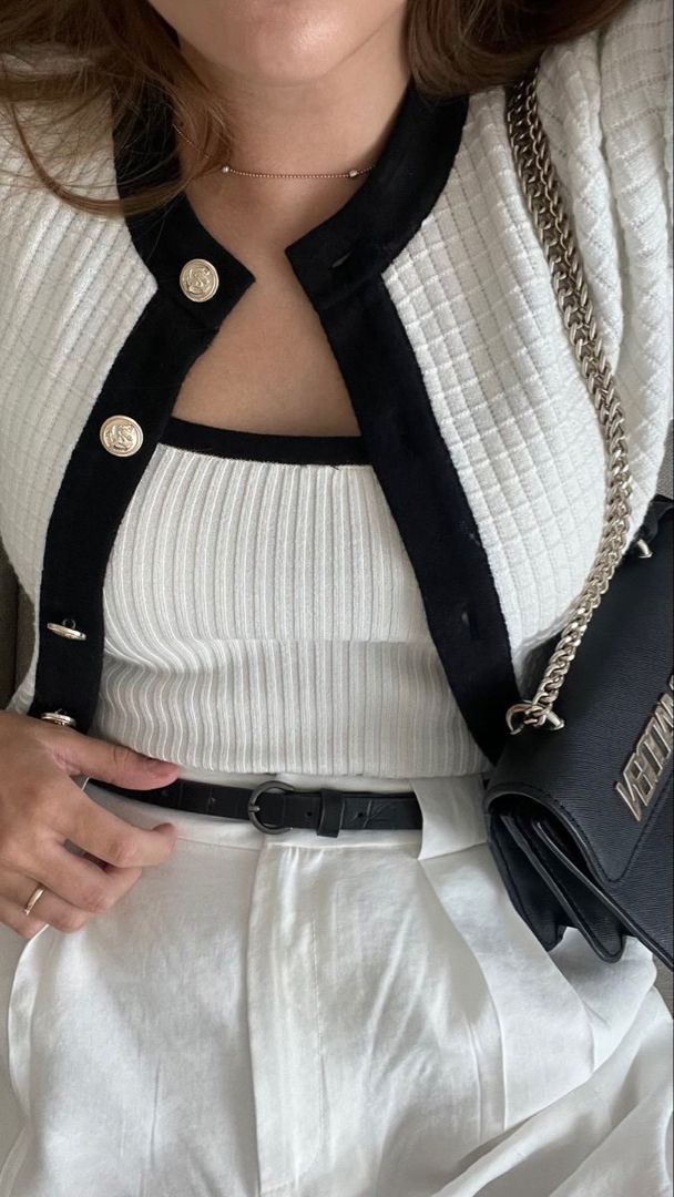 Thêm điểm nhấn bằng phụ kiện (thắt lưng bản nhỏ, trang sức kim loại)