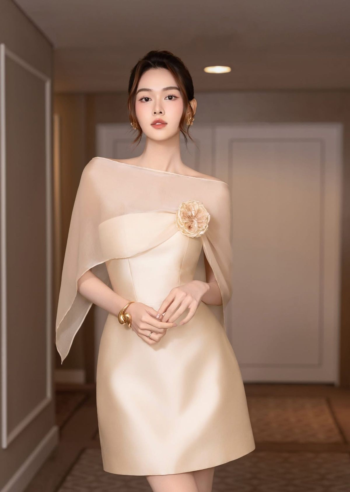 Váy voan cape dáng ngắn – thanh lịch và quyến rũ đầy tinh tế