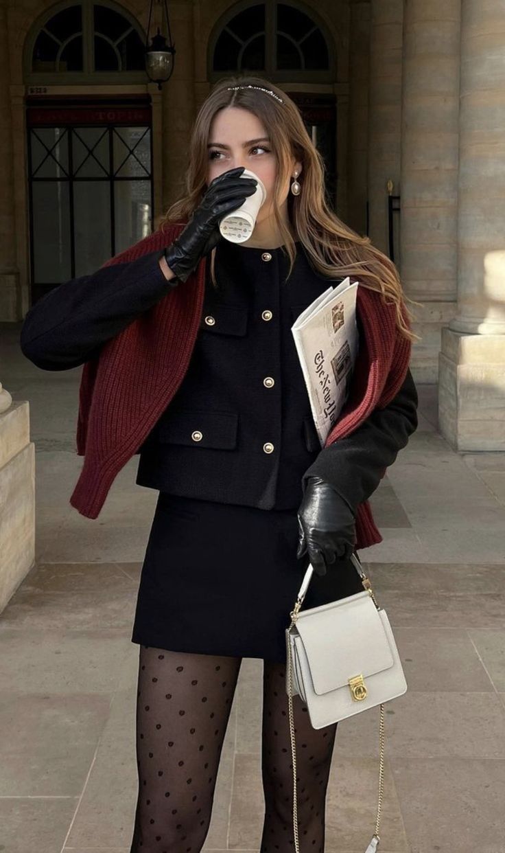 Áo khoác dáng ngắn (dạ/tweed) cùng chân váy mini và phụ kiện