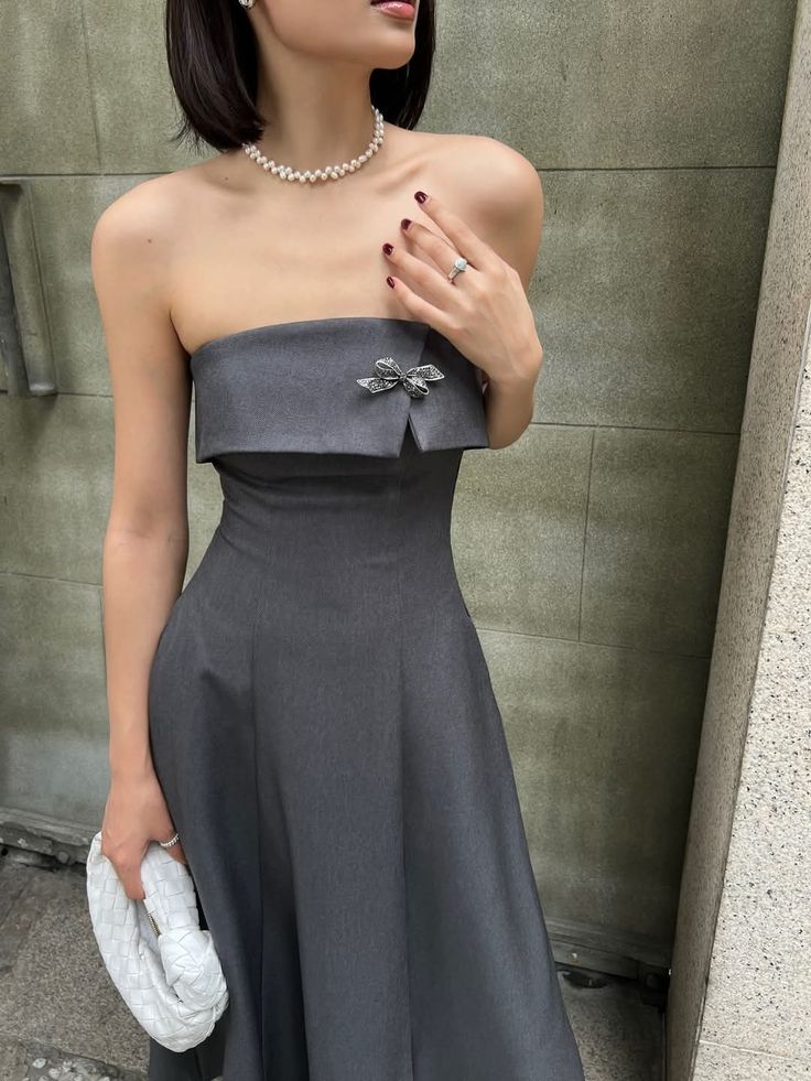 Đầm dự tiệc tối giản xám than phụ kiện ngọc trai