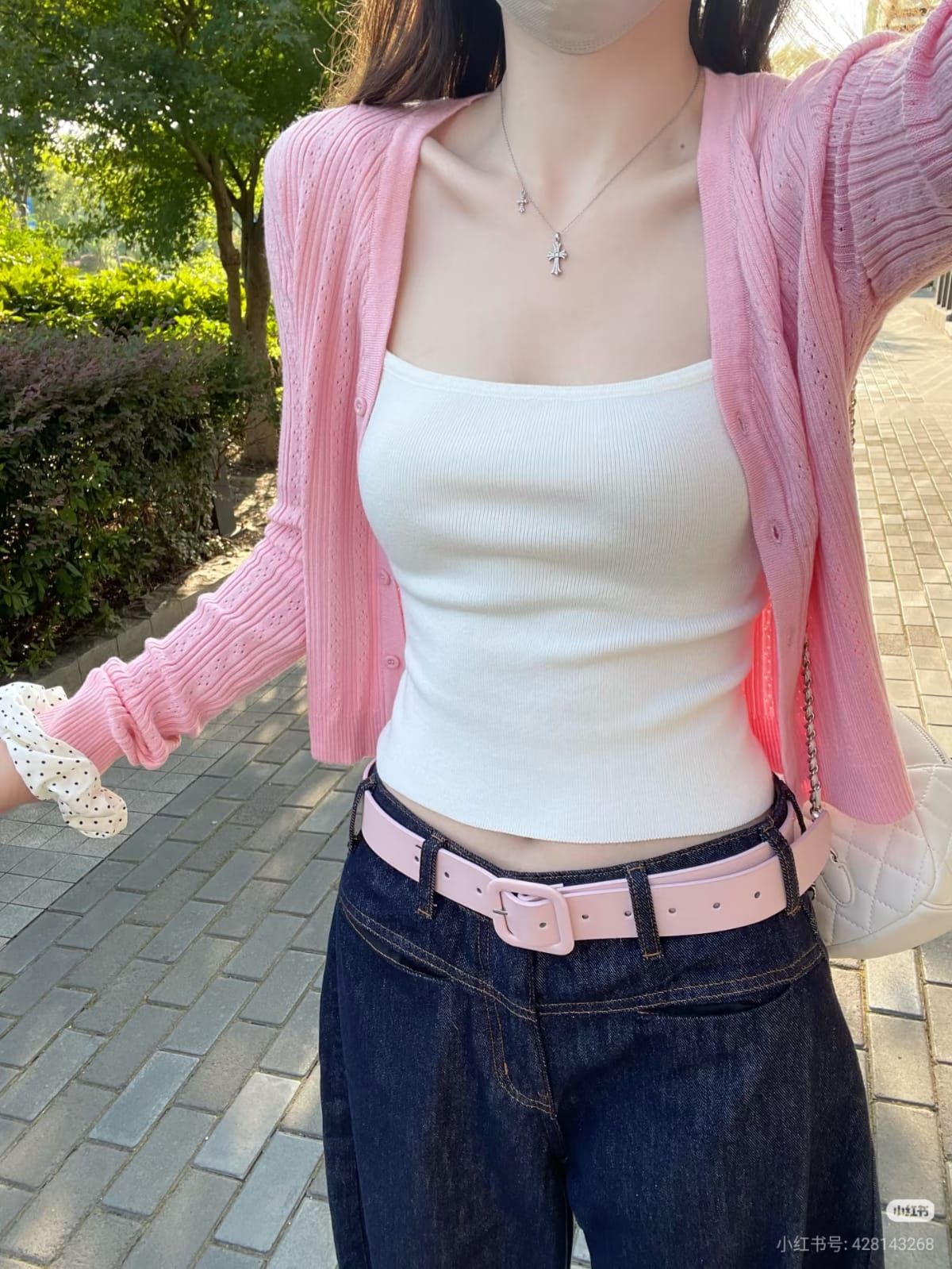 Phối dây chuyền mảnh cùng cardigan