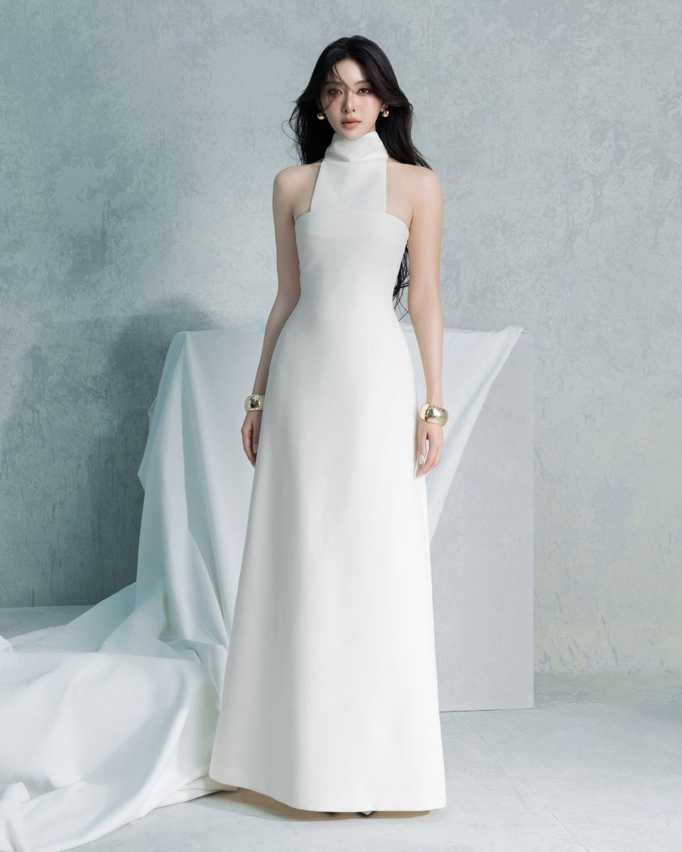 Đầm dự tiệc tối giản trắng lụa cổ yếm thanh lịch