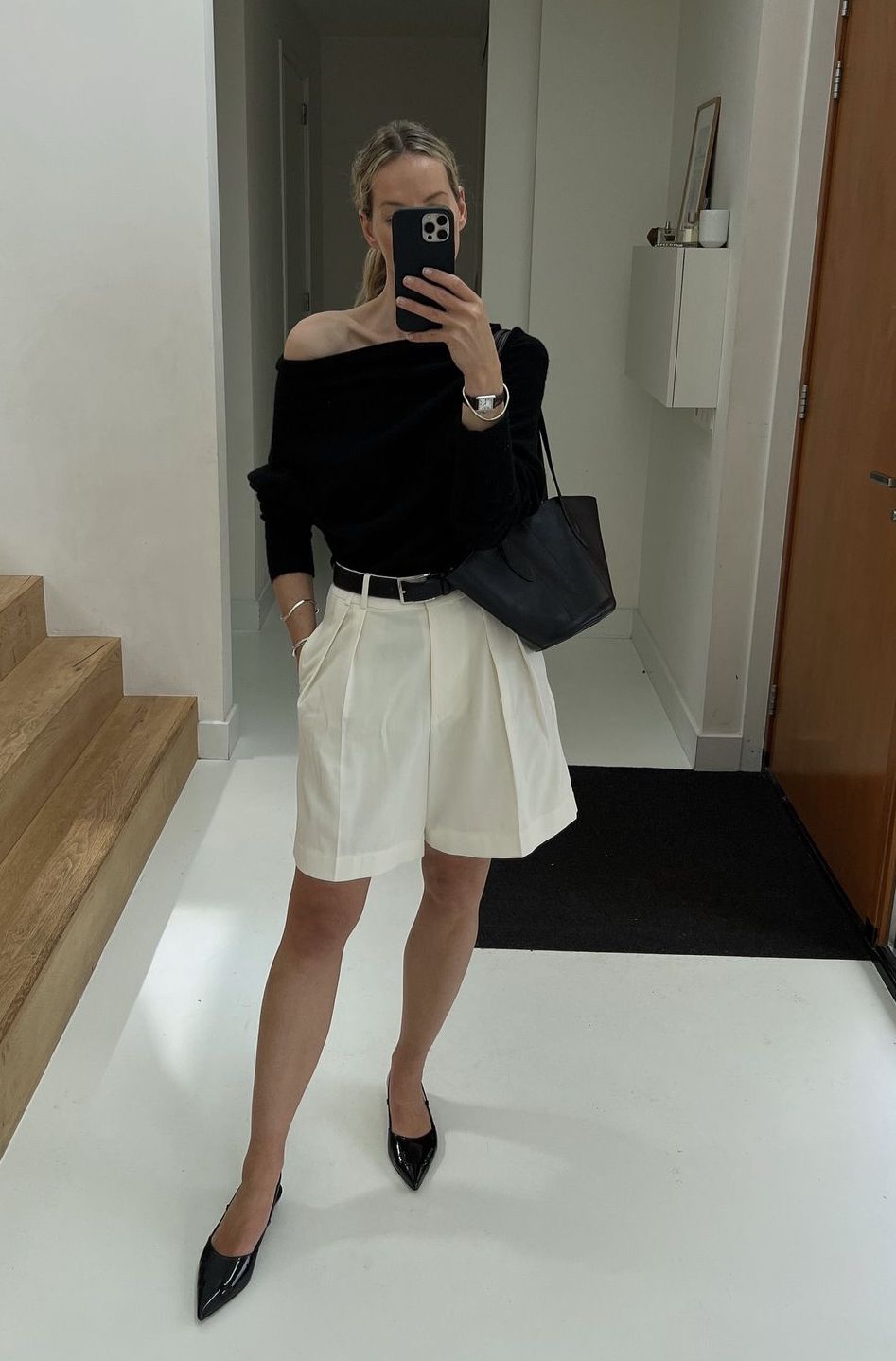 Áo trễ vai đen quần shorts trắng tinh tế