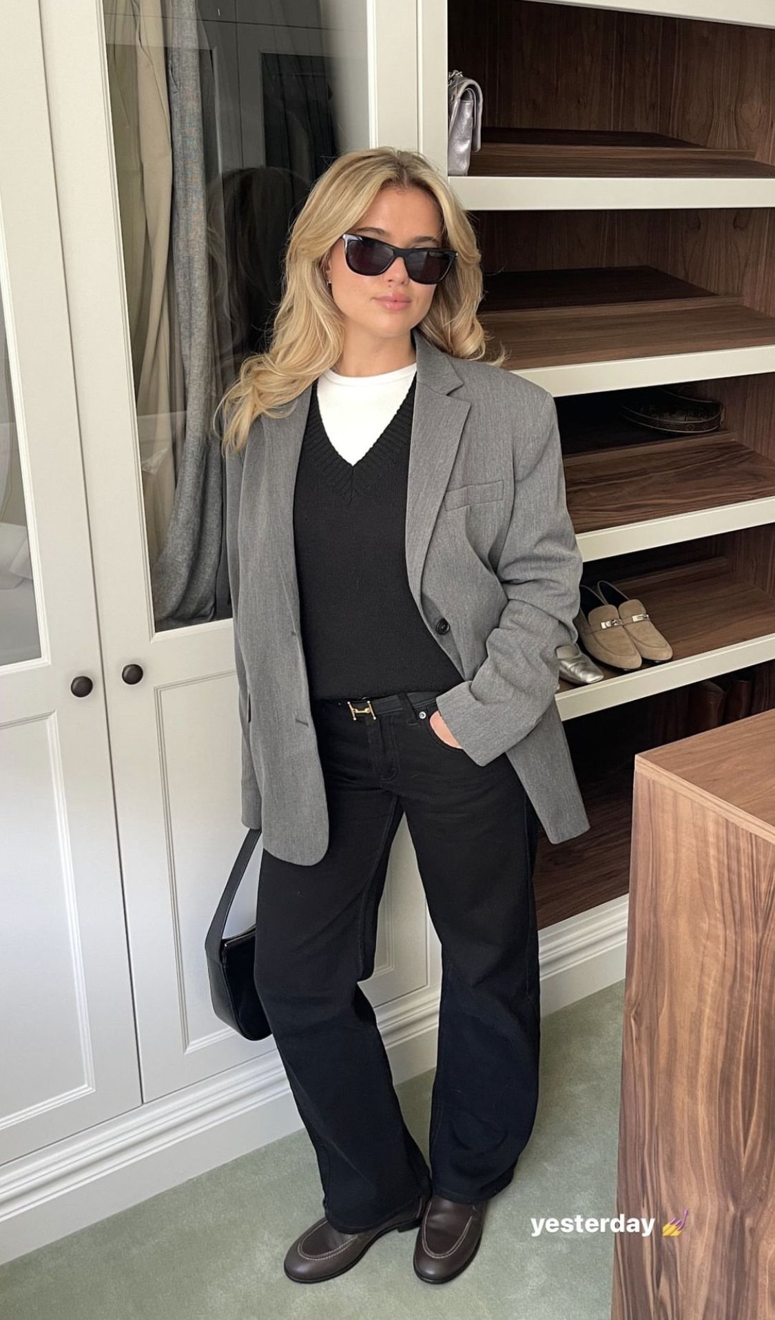 Layer gile cùng blazer oversized công sở