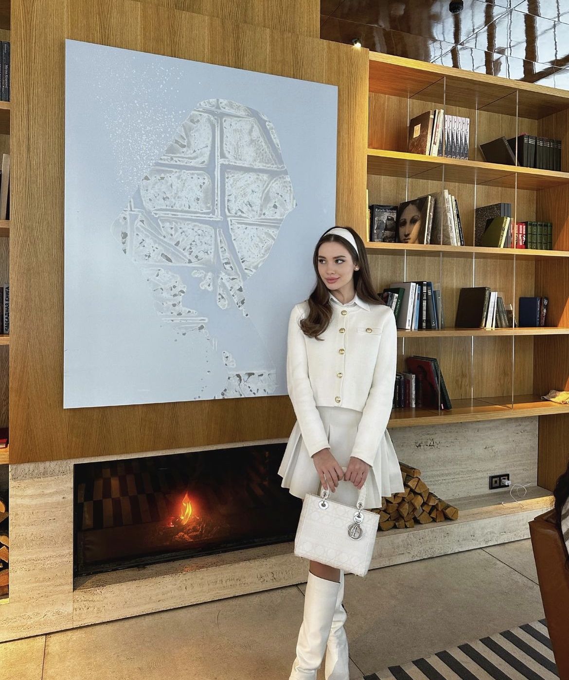 Set áo khoác dạ cúc vàng và chân váy xếp ly trắng