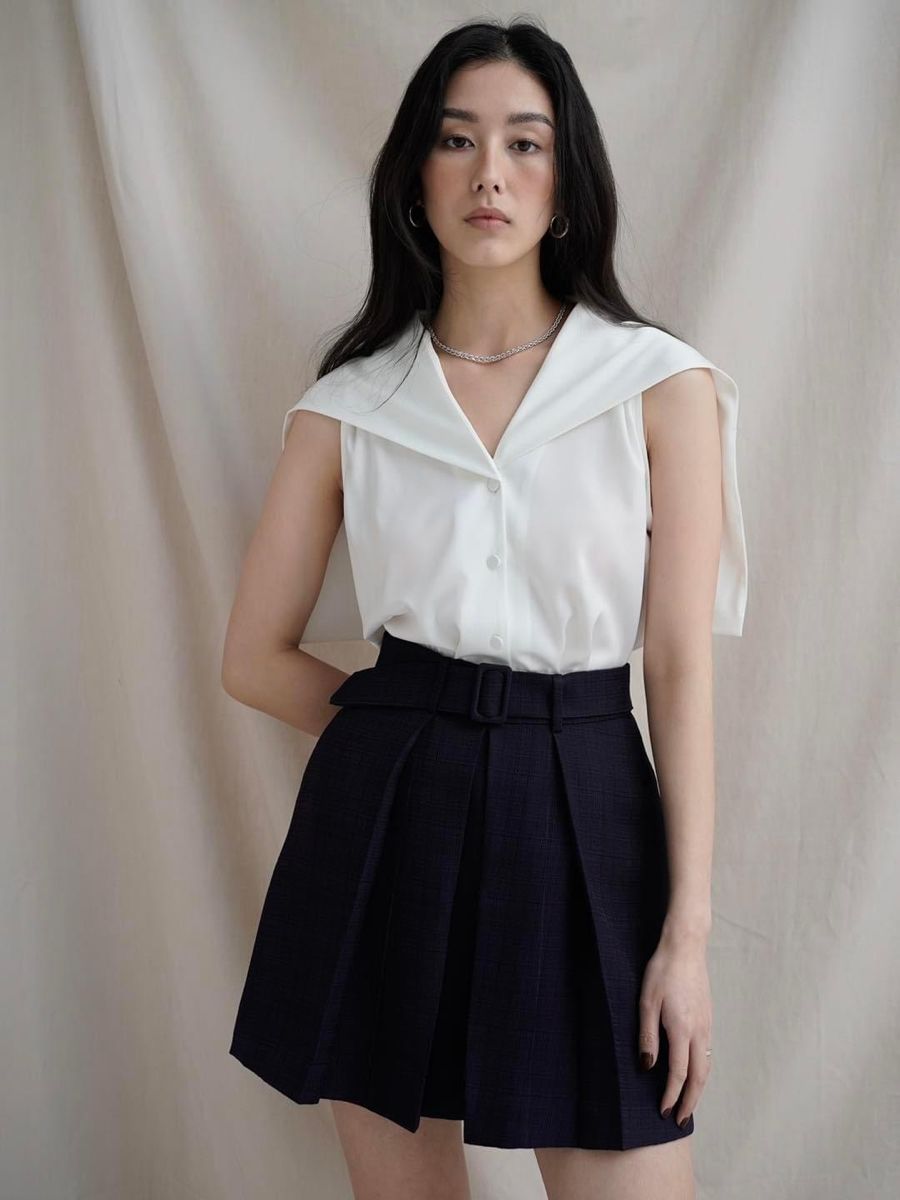 Áo kiểu thủy thủ trắng phối cùng chân váy đen phong cách thanh lịch 