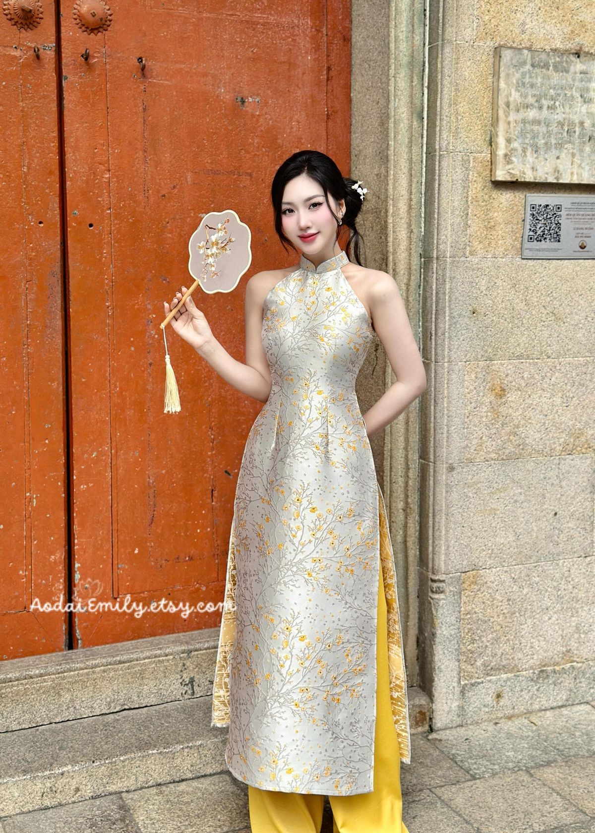 Áo dài ánh kim sequins, phom suông, kết hợp truyền thống và hiện đại.