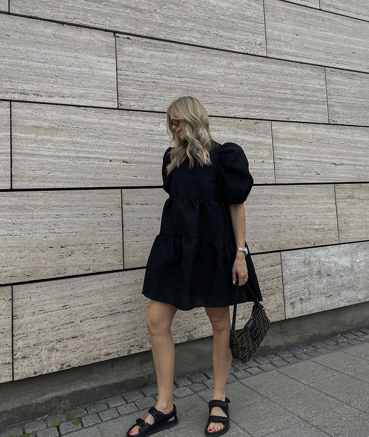 Sandal sporty + váy baby doll 