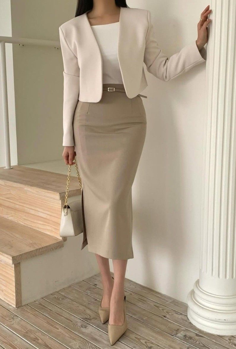 Chân váy kem phối blazer ngắn công sở thanh lịch