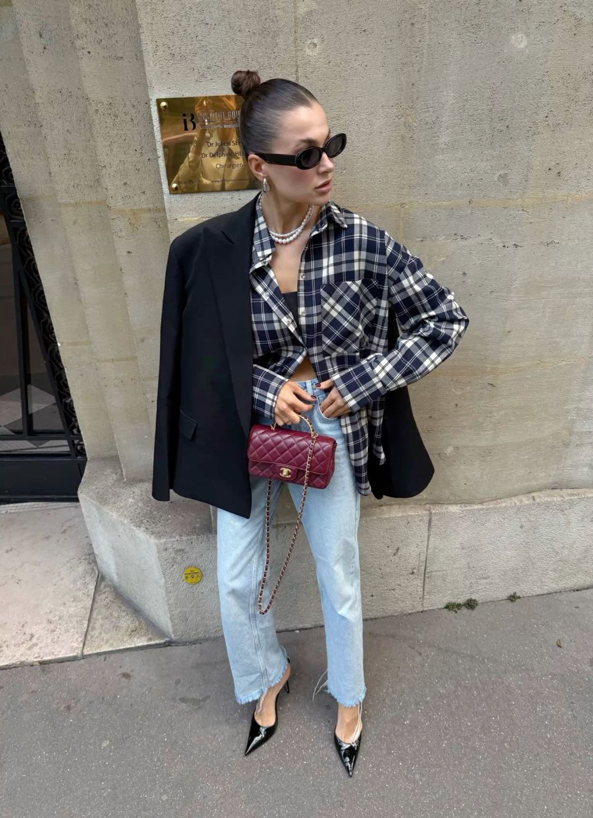 Sơ mi caro phối cùng blazer và quần jeans