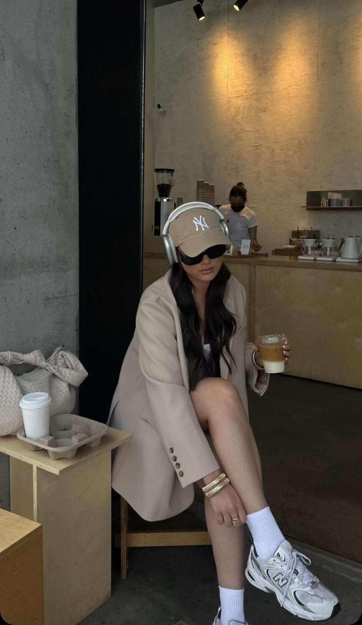 Blazer dáng dài, áo crop top/mũ lưỡi trai, phong cách thanh lịch, thời thượng.