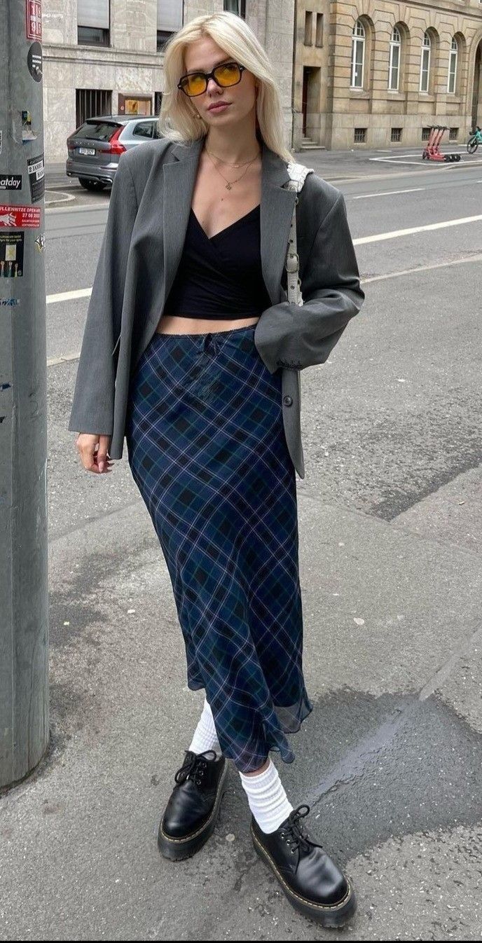 Váy midi họa tiết kẻ ô, blazer, giày bốt, phong cách cá tính