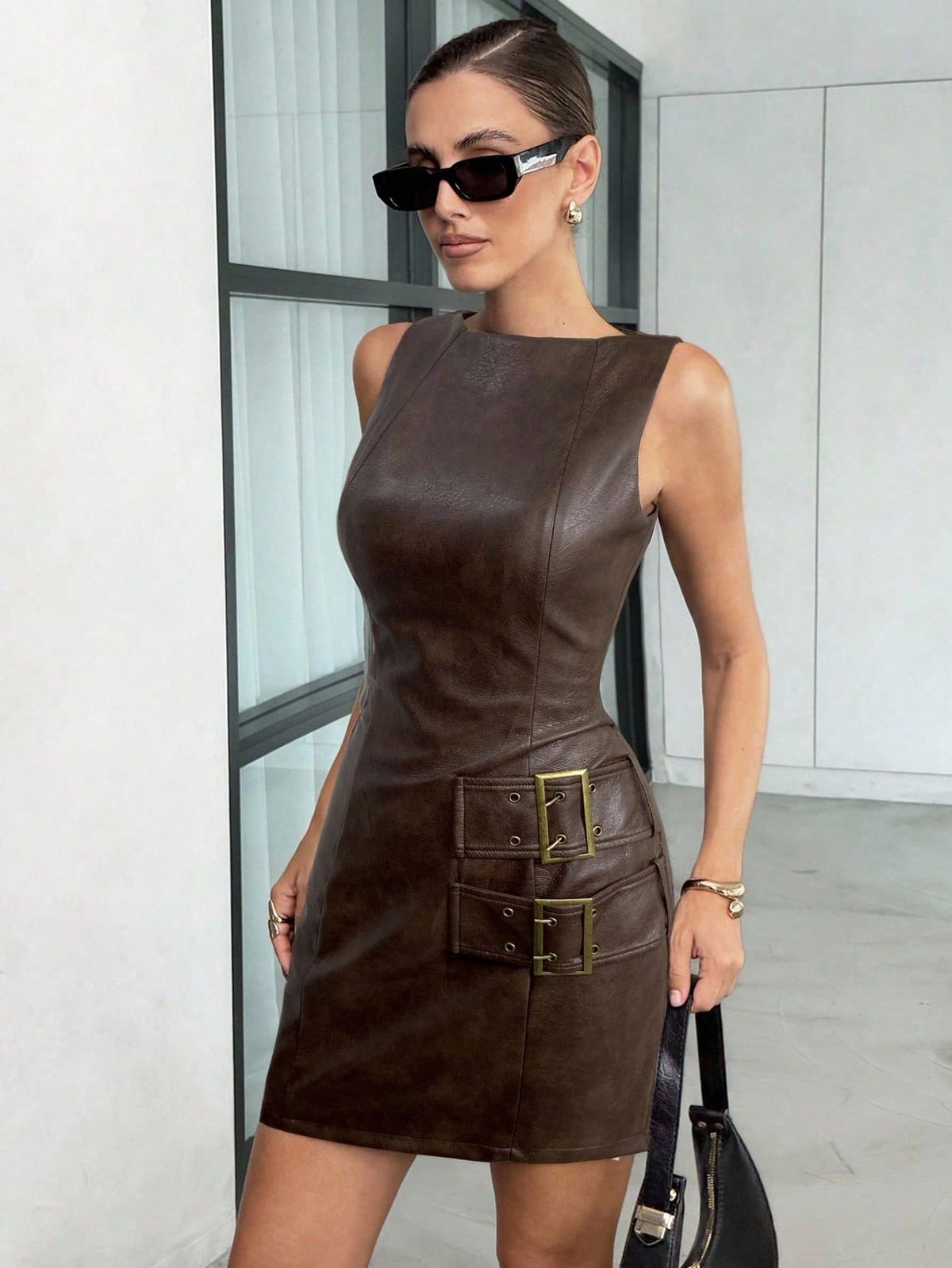 Đầm bodycon da nâu phụ kiện kim loại sang chảnh