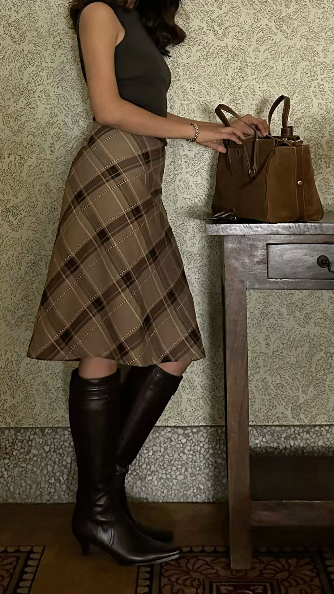 Váy midi kẻ ô, bốt da cao cổ, túi xách, phối đồ mùa thu cổ điển.