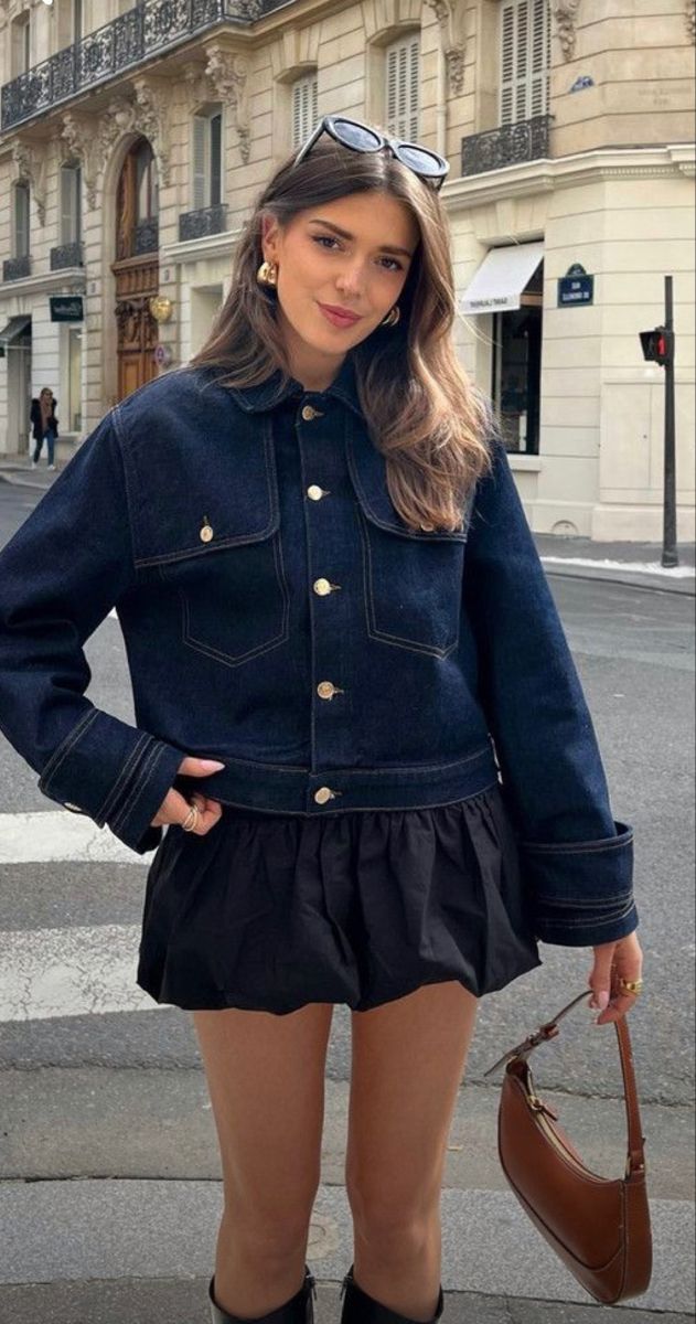 Chân váy bí (mini) đen phối cùng áo khoác denim 