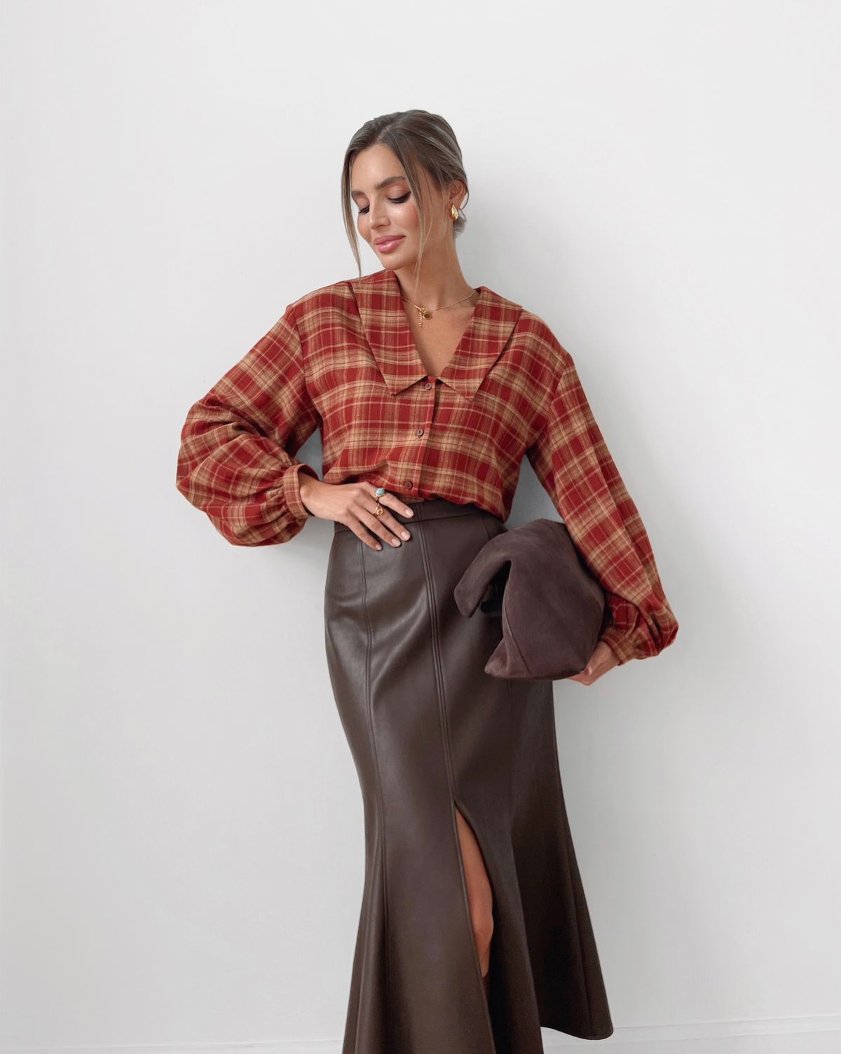 Sơ mi caro tông ấm (đỏ/nâu) phối cùng chân váy bút chì da