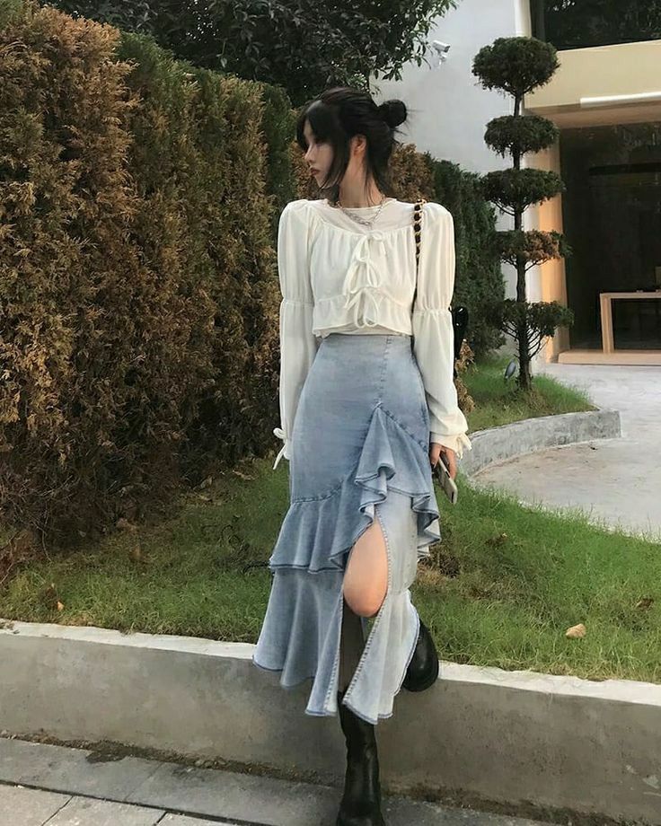 Chân váy đuôi cá denim xẻ tà phối với áo croptop 