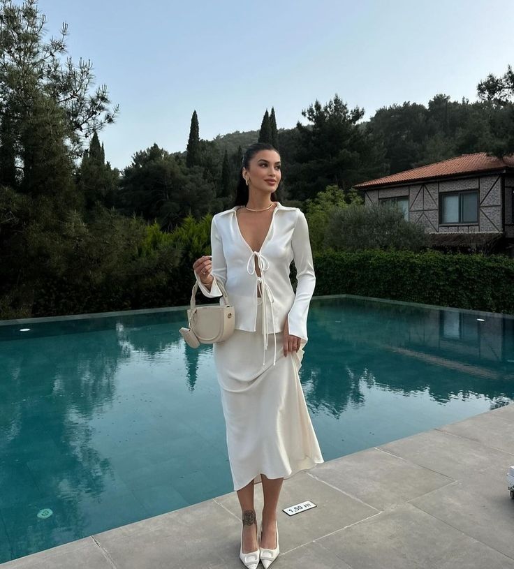 Áo lụa trắng, chân váy lụa midi trắng, set đồ đơn sắc sang trọng.