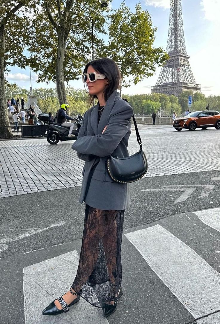 Chân váy ren tối màu, dài phối với blazer