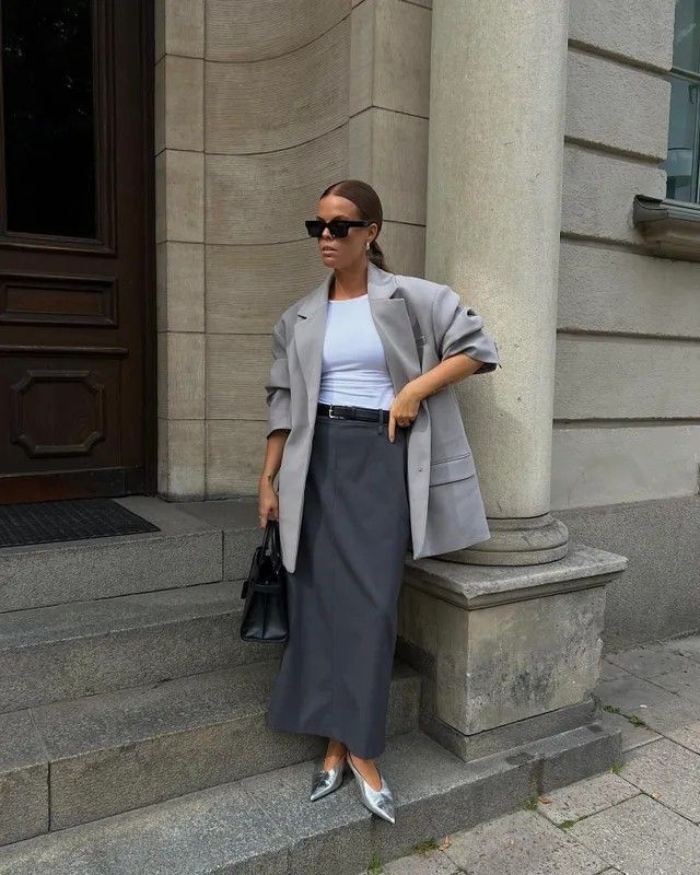 Váy midi ôm dáng, áo blazer, giày cao gót, phong cách công sở