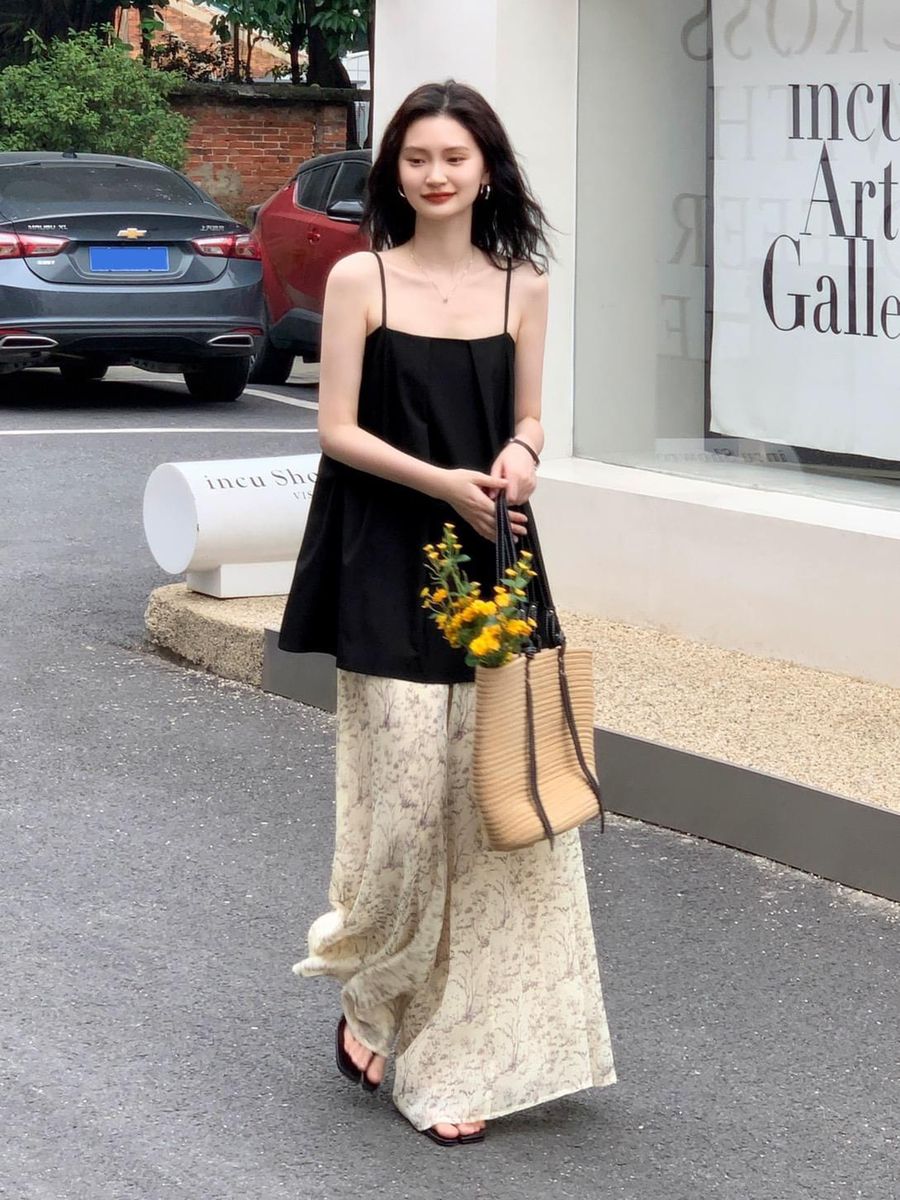 Công thức phối đồ họa tiết 60-30-10: Áo trơn (60%) và quần họa tiết (30%)