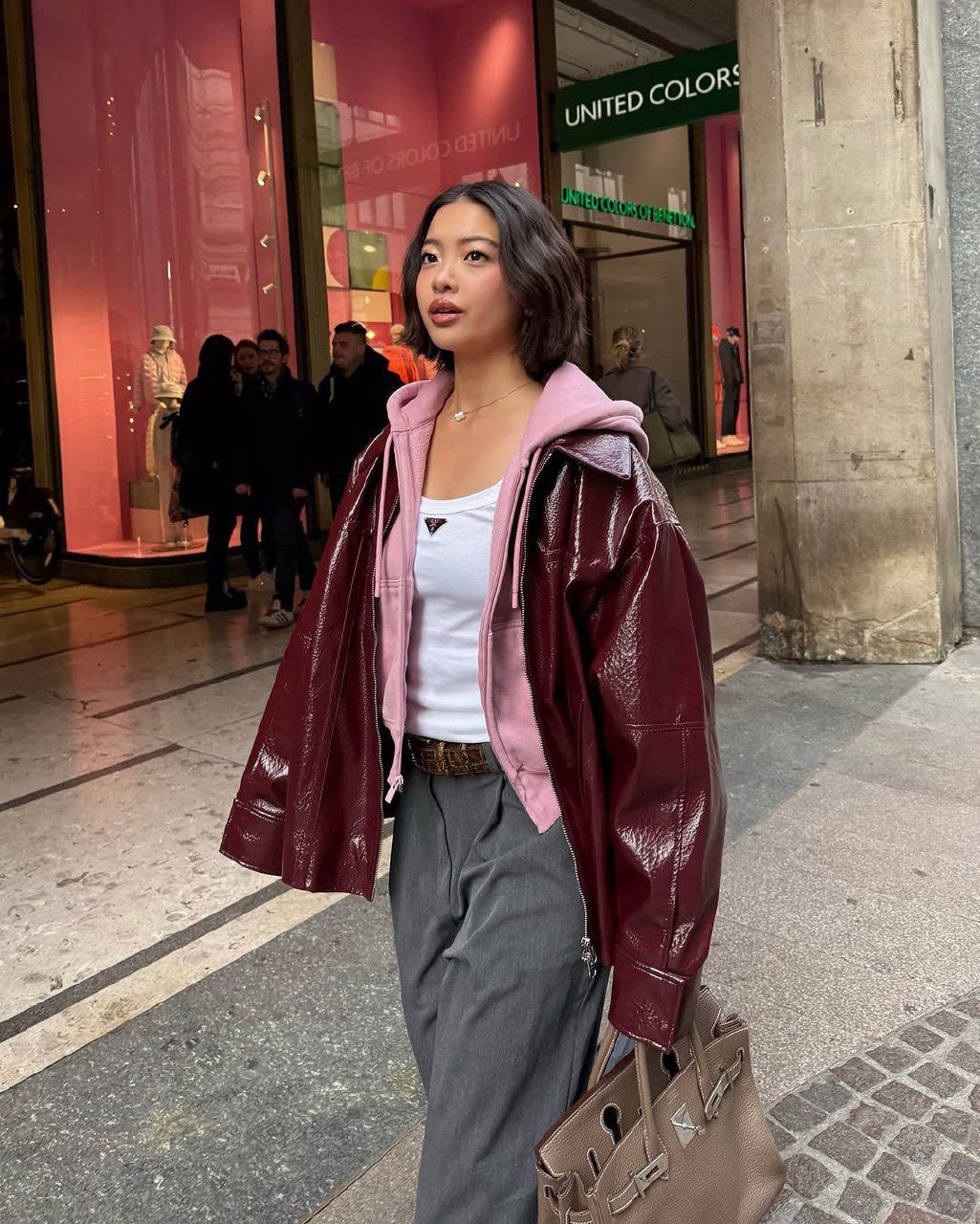 Áo khoác bomber da đỏ rượu, hoodie hồng, quần tây xám