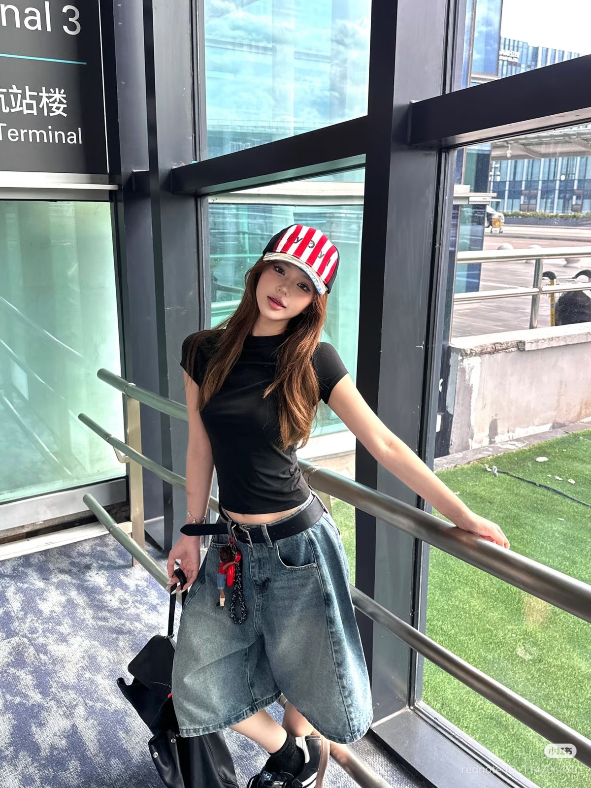 Áo crop top, quần denim ống rộng, mũ lưỡi trai tông tối, phong cách "cool girl" cá tính.