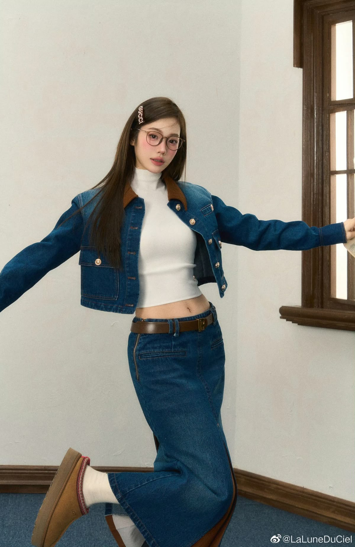 Set áo khoác lửng denim phối áo cao cổ trắng