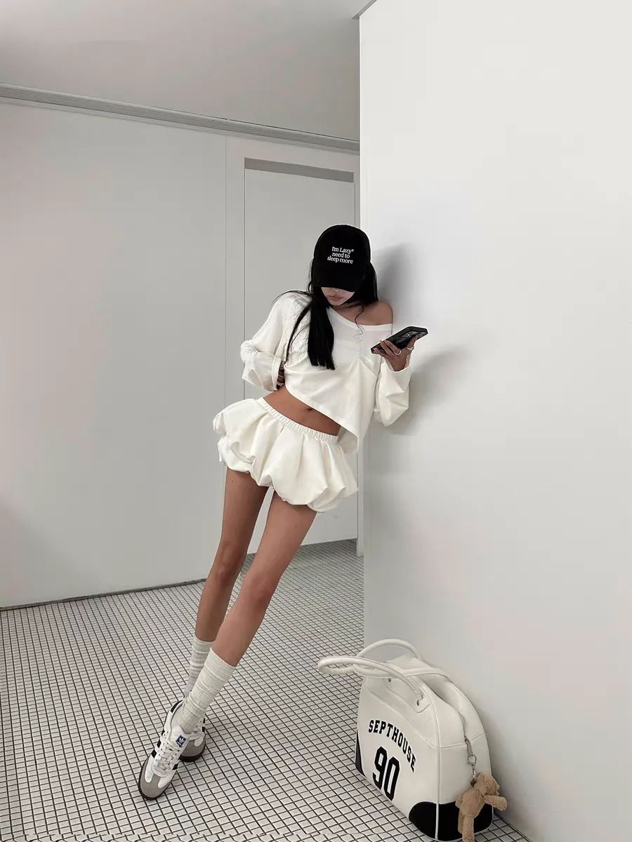 Set đồ chân váy bí và áo crop top cùng tông màu trắng