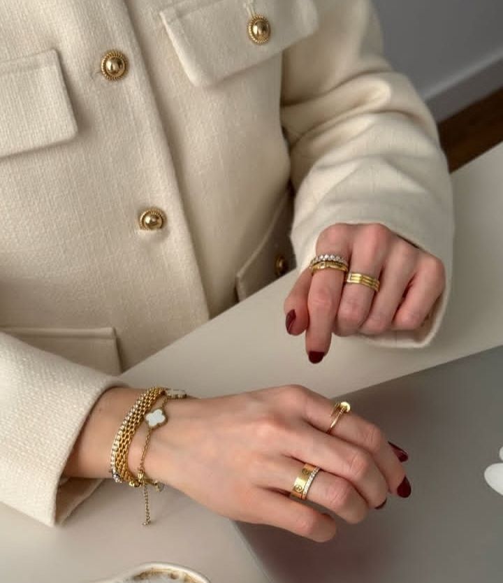 Vòng tay nhẫn kim loại vàng phối áo dạ trắng sang trọng