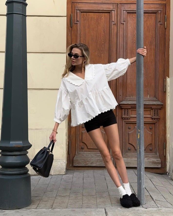 Áo bèo nhún ngắn tay, quần shorts, phong cách dạo phố năng động.