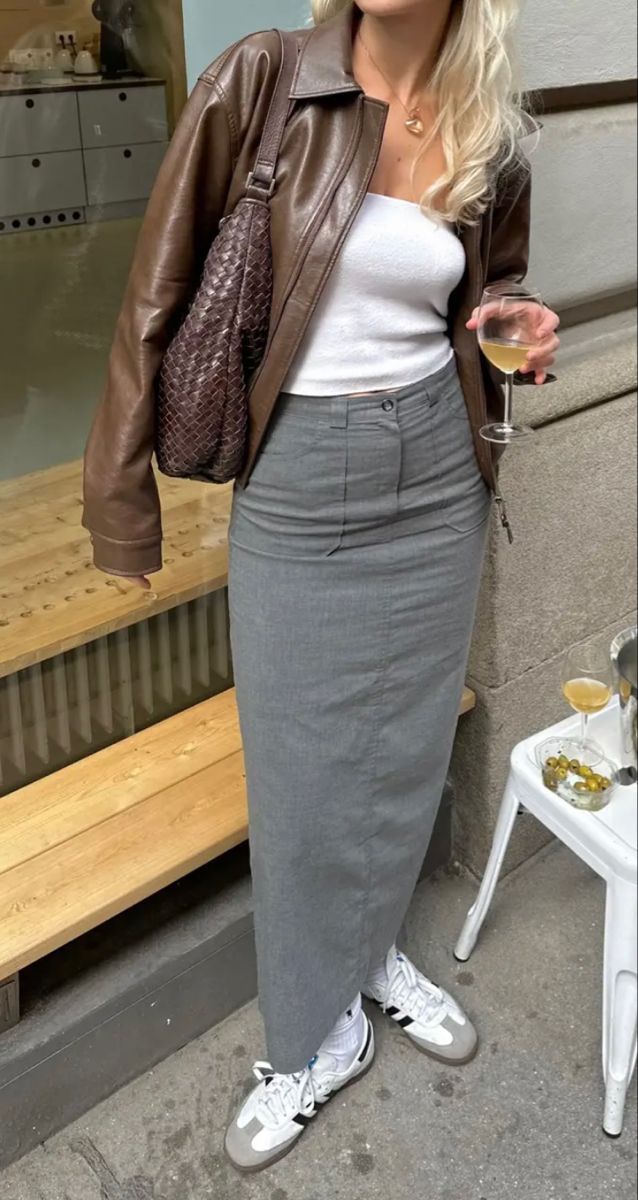 Váy midi dáng ôm, áo khoác da, sneakers, phong cách dạo phố năng động