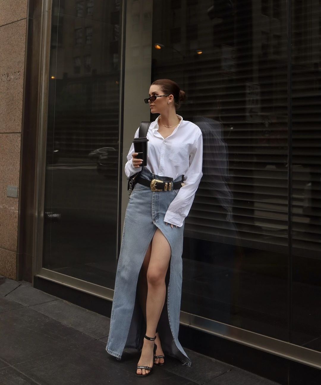 Chân váy denim midi xẻ tà, sơ mi trắng