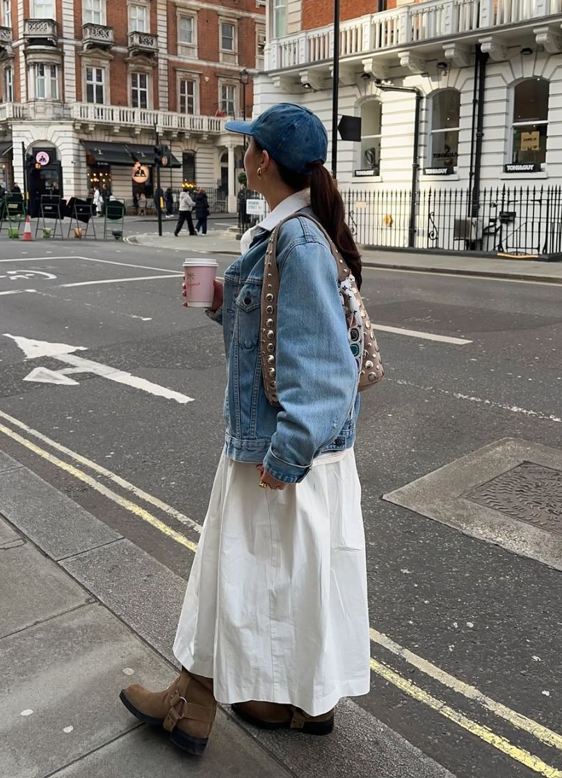 Áo khoác denim, váy midi trắng, boots