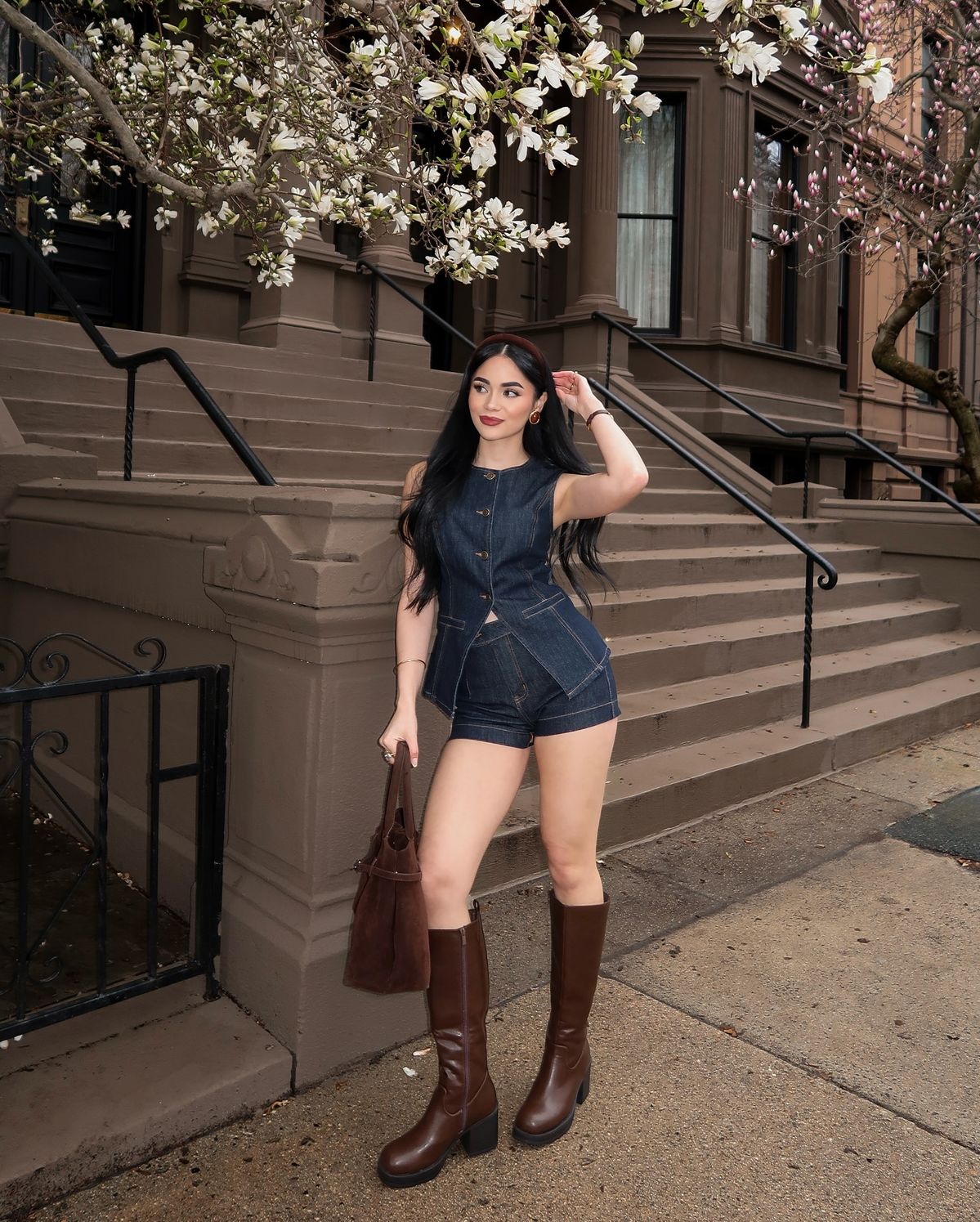 Set áo vest và quần short denim, bốt cao cổ