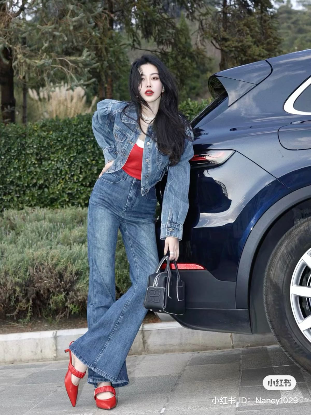 Áo khoác và quần jean ống loe, crop top đỏ