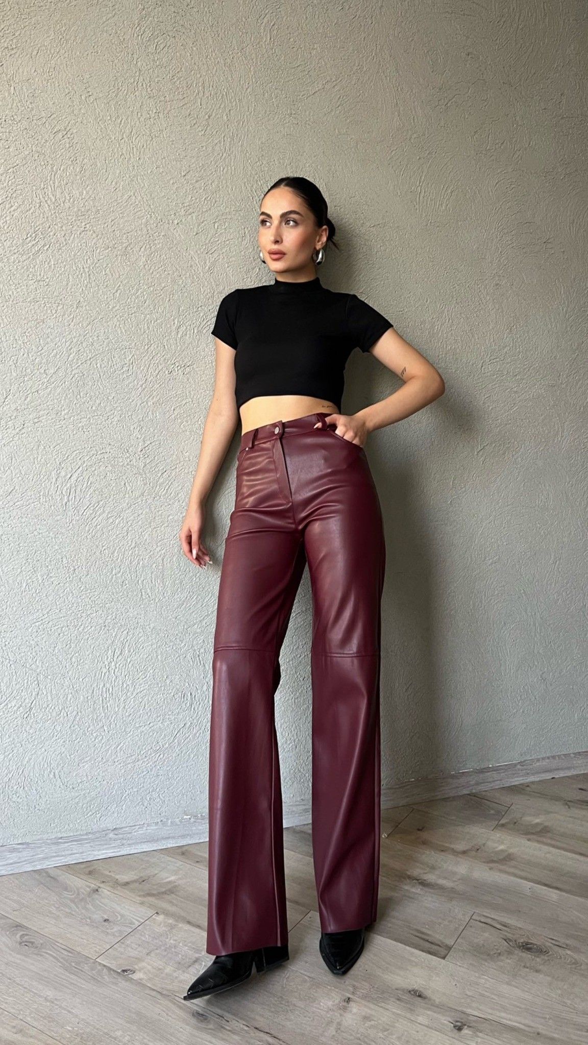 Quần da ống loe đỏ rượu phối crop top
