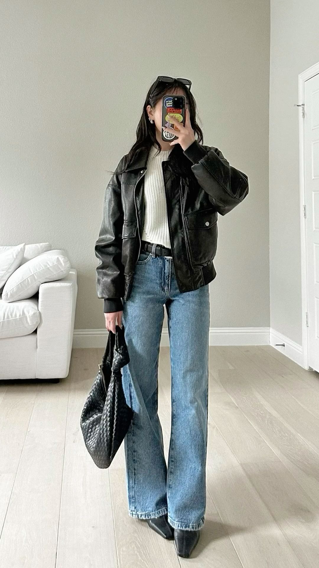 Áo bomber da đen, quần jeans ống loe, boot đen