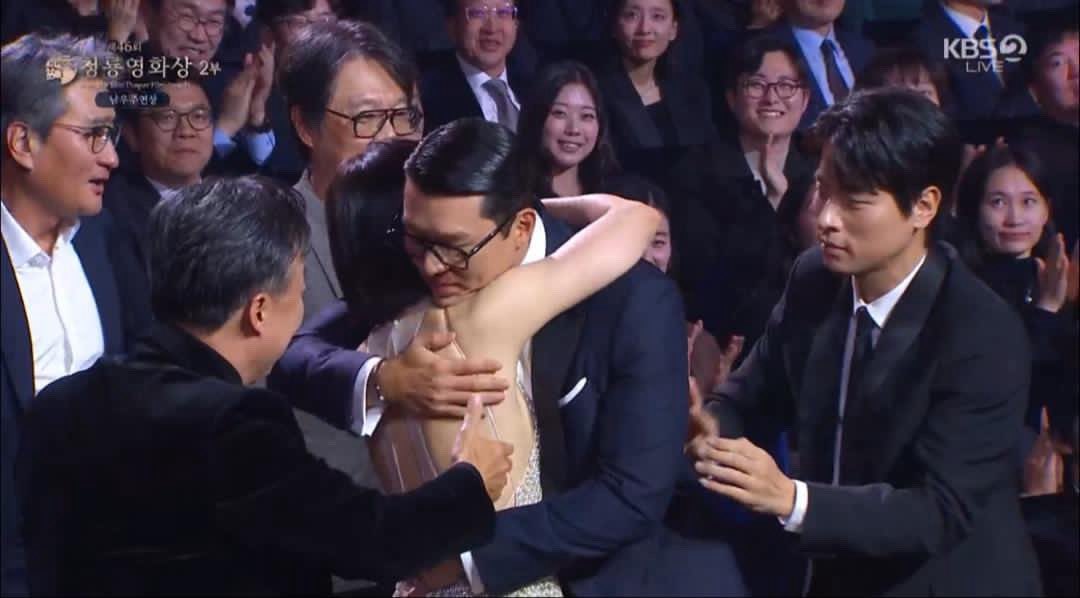 Phản ứng cộng đồng và hiệu ứng mạng xã hội