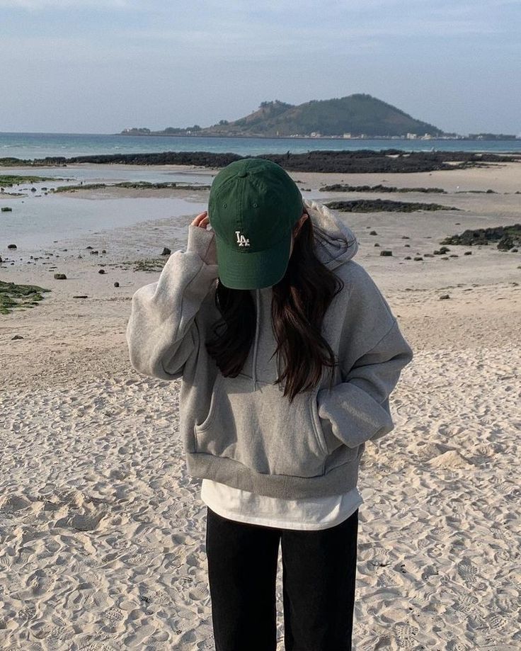 Áo hoodie dáng rộng, quần tối màu, mũ lưỡi trai, phong cách cuối tuần