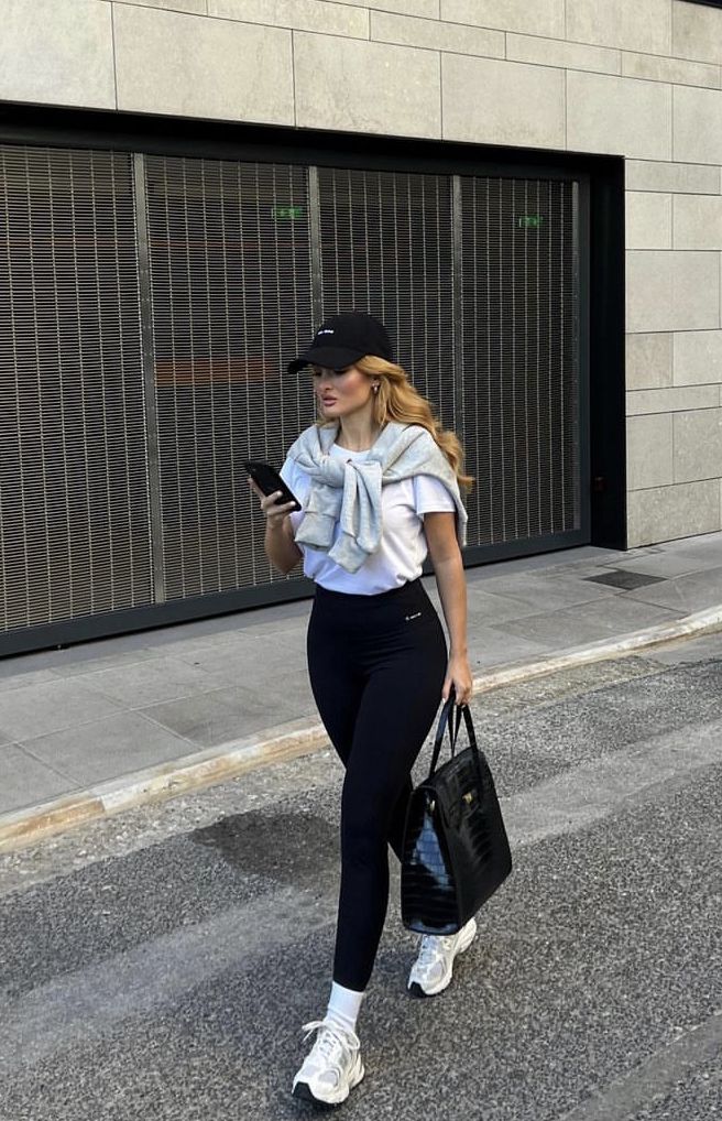 Áo thun oversize, quần short biker/legging, tất cao cổ, sneaker, phong cách athleisure cơ bản.