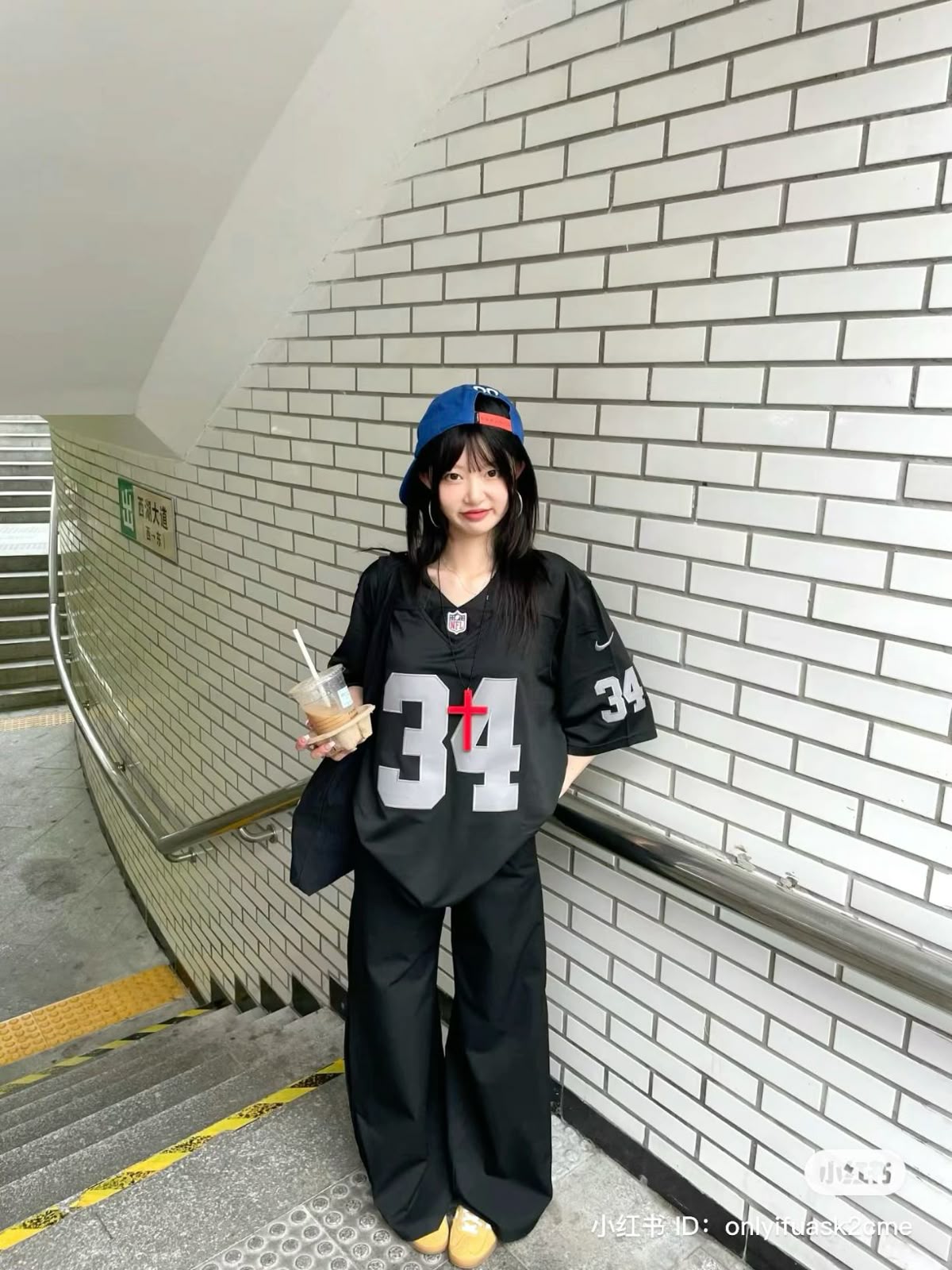 Áo oversized, quần ống rộng, mũ lưỡi trai, phong cách năng động, street style.