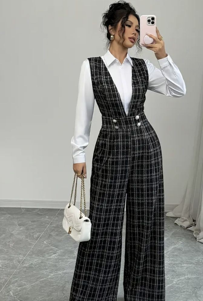 Jumpsuit kẻ caro, phối sơ mi trắng