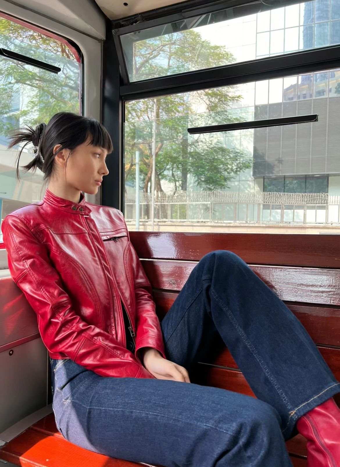 Áo khoác da đỏ biker phối quần jean