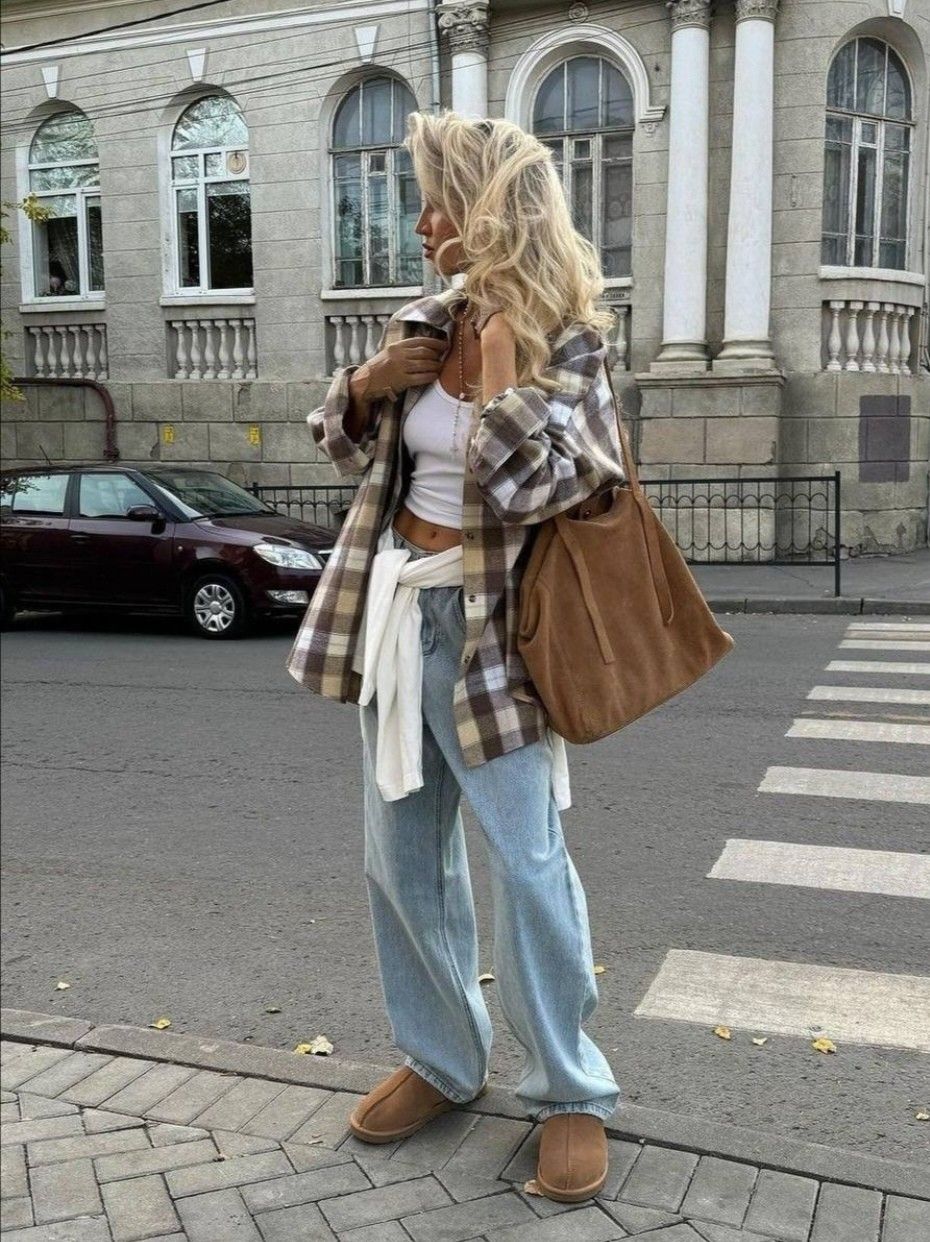 Sơ mi caro khoác ngoài áo thun + quần jeans ống rộng