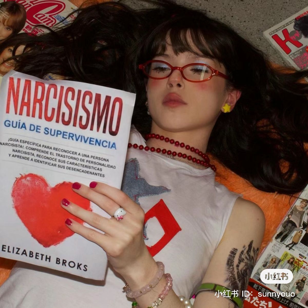 Cô gái đeo kính gọng đỏ, chuỗi hạt, minh họa phụ kiện