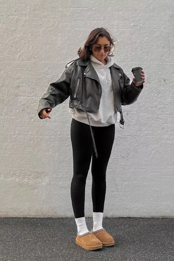 Legging đen + áo hoodie + khoác da, phong cách năng động/layering