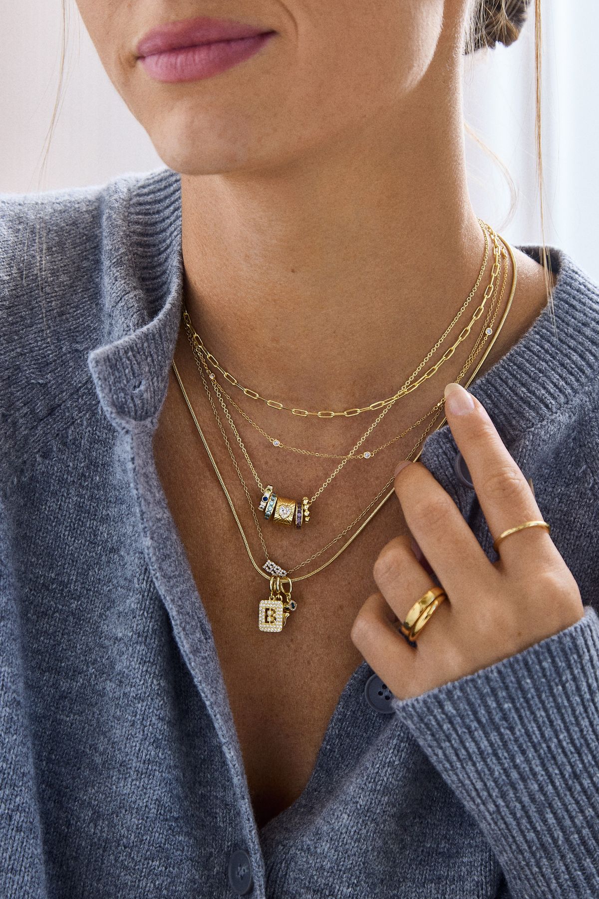 Phối layering trang sức dây chuyền bản lớn trên áo len