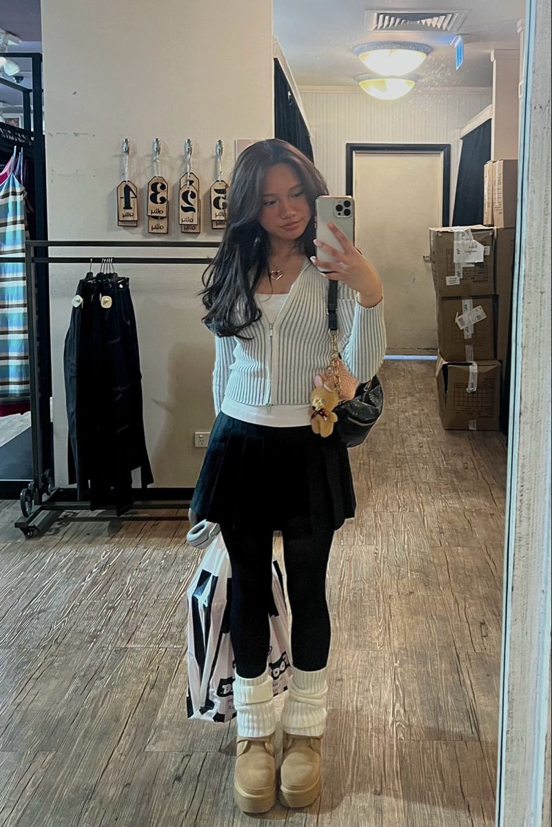 Legging + váy ngắn xếp ly, phong cách nữ tính trẻ trung.