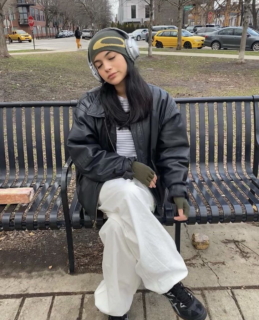 Mũ len beanie màu xanh rêu, áo khoác da bomber, phong cách cá tính cân bằng chất liệu